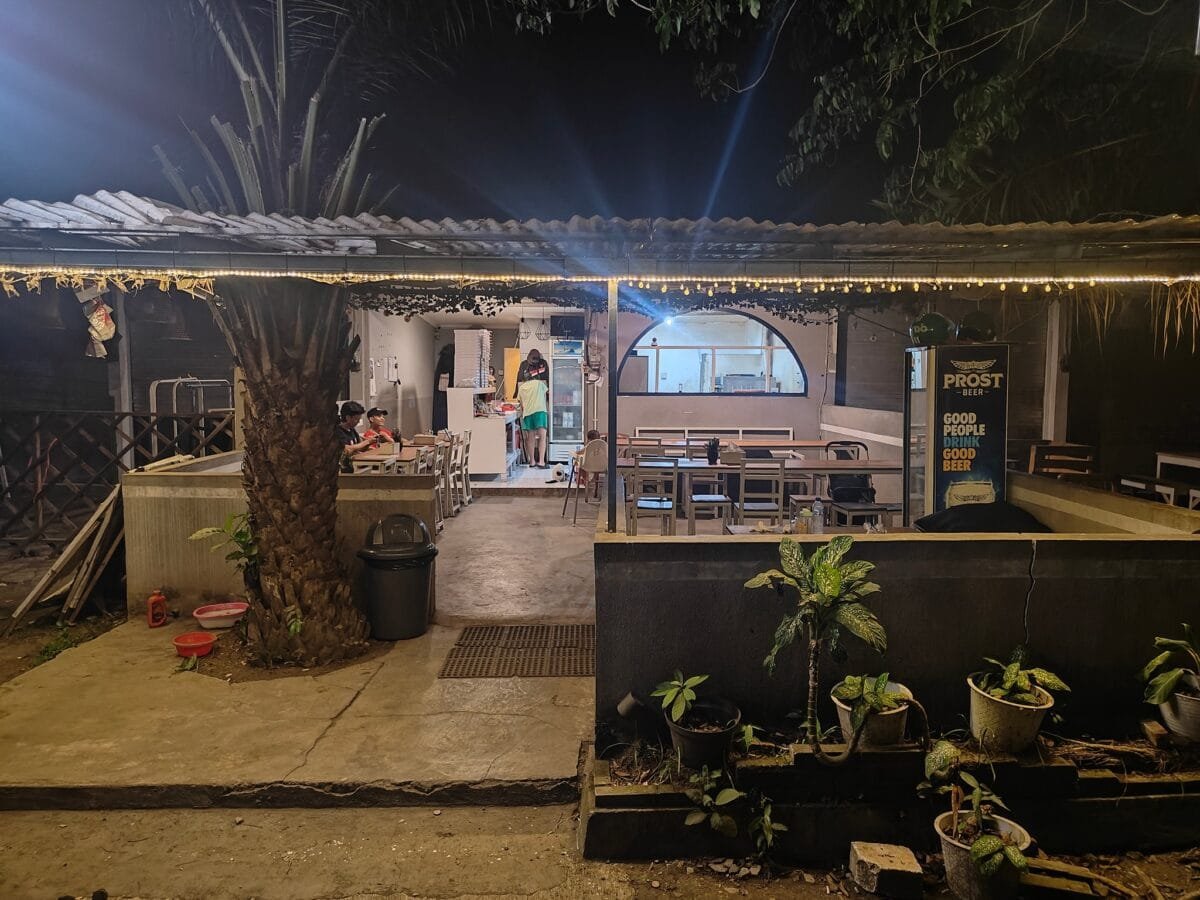 A wood-fired pizza at Angelo’s Pizza in Jimbaran, served in a cozy, rustic setting.