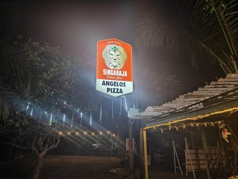 A wood-fired pizza at Angelo’s Pizza in Jimbaran, served in a cozy, rustic setting.