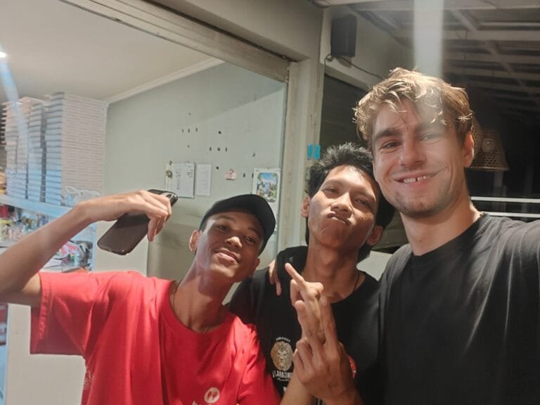 A wood-fired pizza at Angelo’s Pizza in Jimbaran, served in a cozy, rustic setting.