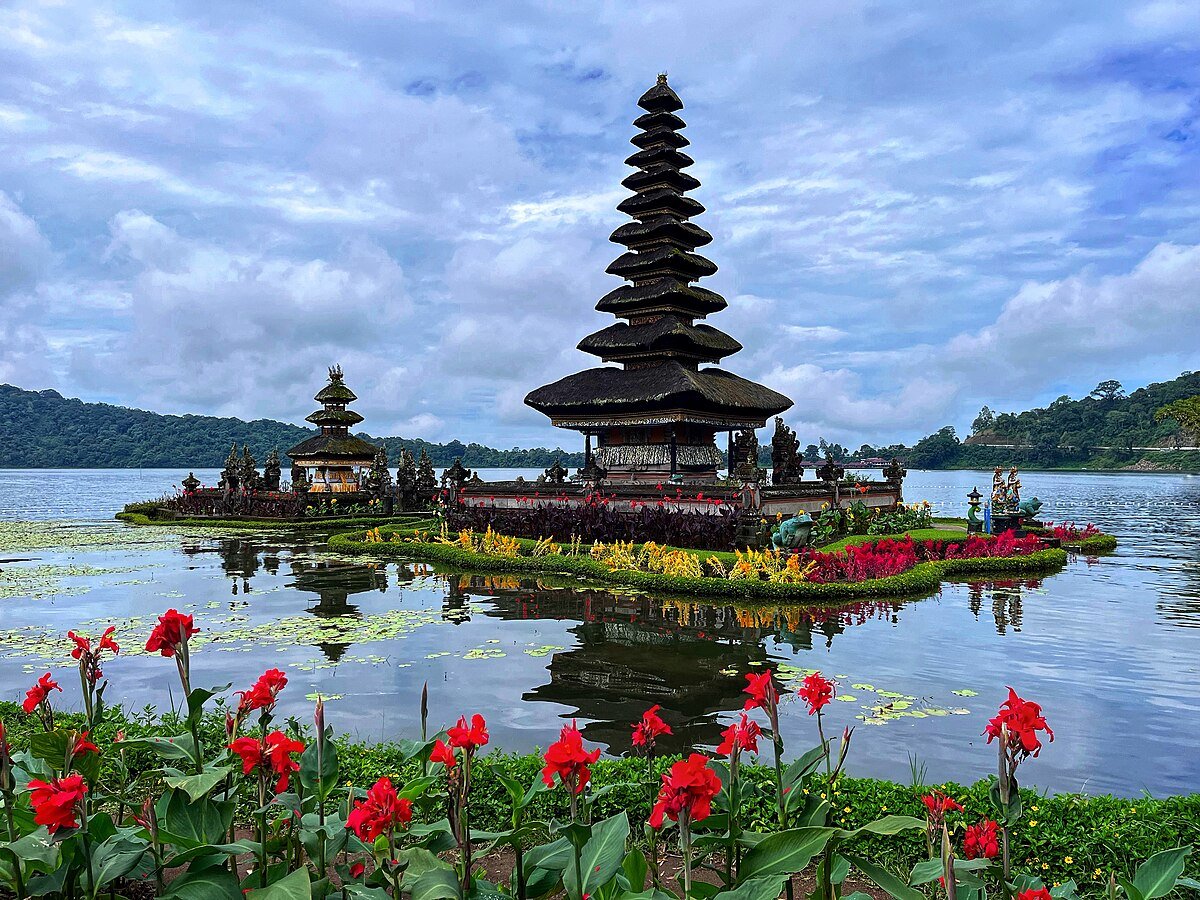 Pura_ulun_danu_bratan,_2022
