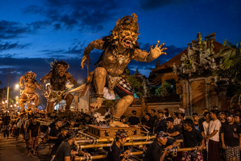 Večerní průvod se sochami ogoh-ogoh před svátkem Nyepi na Bali